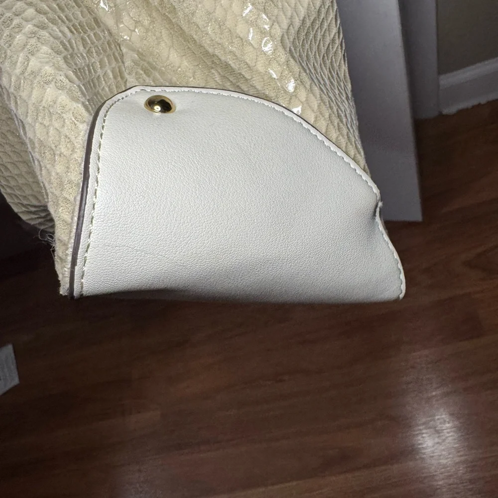 Sondra Roberts Elegant Cream Shoulder Bag